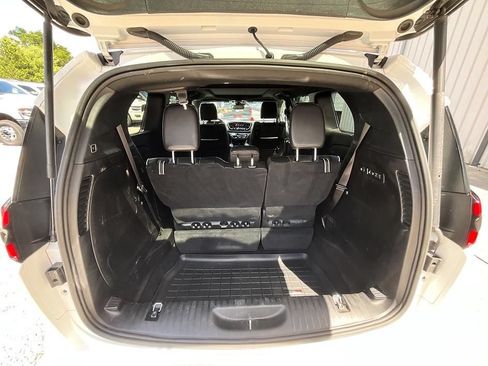 Used 2024 Chrysler Pacifica Limited w/ Uconnect Theater Family Group FWD image 7