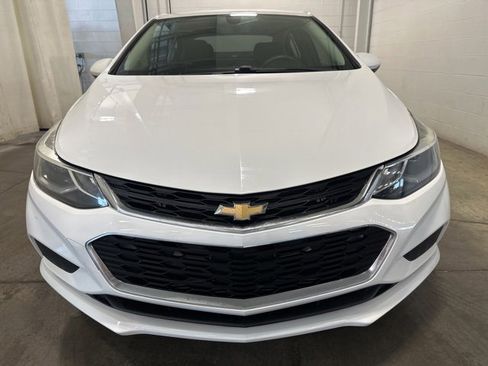 Used 2018 Chevrolet Cruze LT image 2