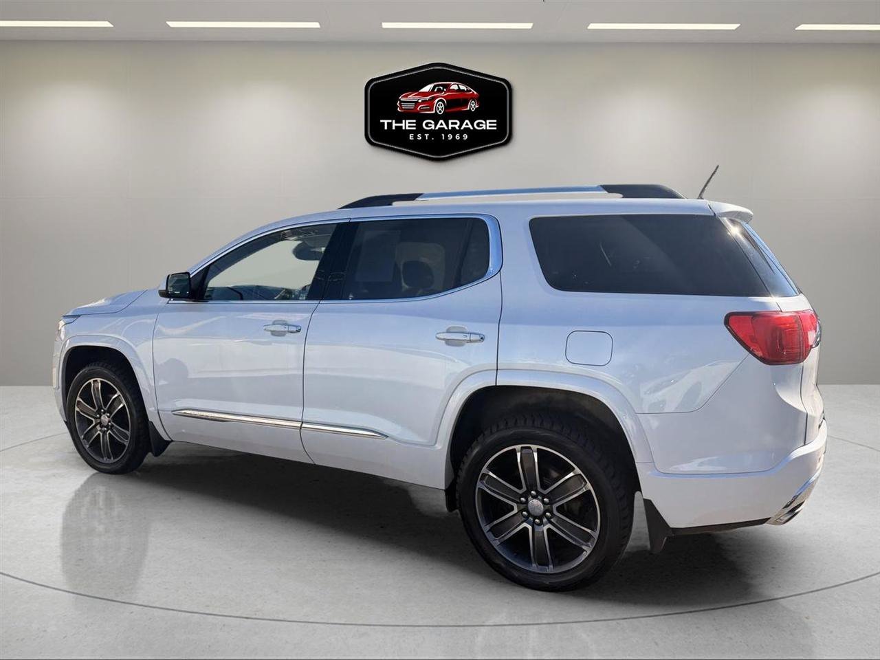 Used 2019 GMC Acadia Denali AWD/4WD image 3