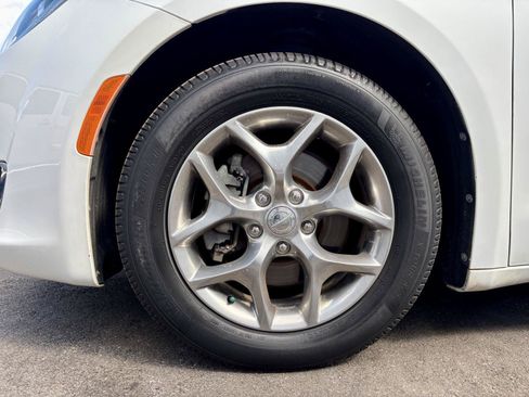 Used 2018 Chrysler Pacifica Limited FWD image 18