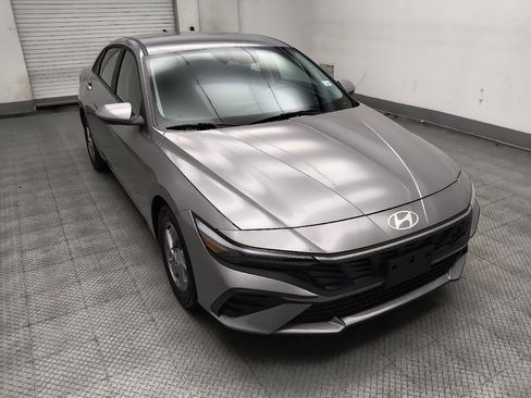 Used 2025 Hyundai Elantra SE FWD image 13