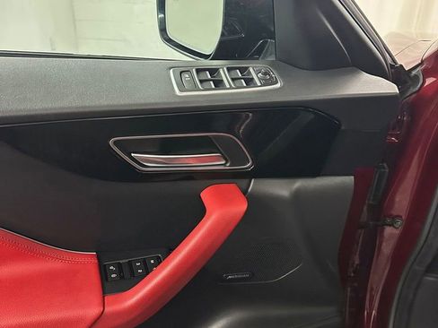 Used 2017 Jaguar F-PACE R-Sport image 9