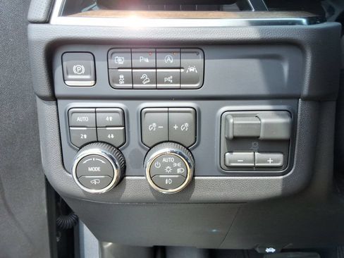 Certified 2026 Chevrolet Suburban High Country AWD/4WD image 39