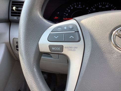 Used 2010 Toyota Camry LE FWD image 31