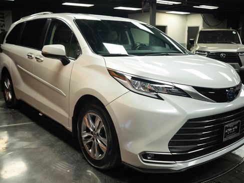 Used 2023 Toyota Sienna Limited AWD/4WD image 5