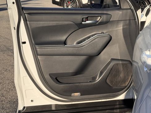 Used 2022 Toyota Highlander XLE image 16