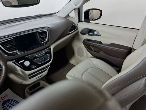Used 2018 Chrysler Pacifica Touring-L Plus image 22