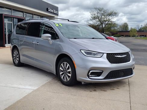 Used 2021 Chrysler Pacifica Touring-L FWD image 3
