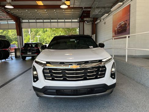 New 2026 Chevrolet Equinox LT w/ Convenience Package II FWD image 2