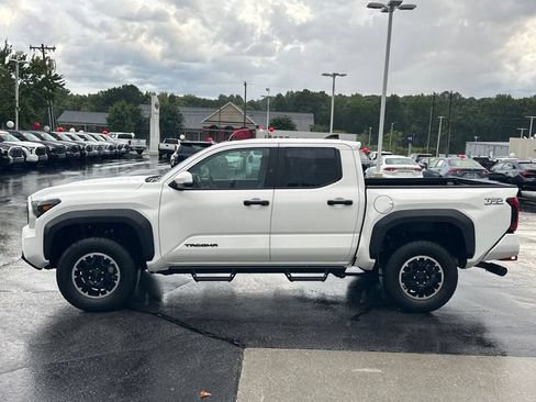 Used 2024 Toyota Tacoma TRD Off-Road w/ TRD Off Road Upgrade Package AWD/4WD image 7