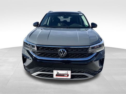 Used 2024 Volkswagen Taos SE w/ Panoramic Sunroof Package image 9