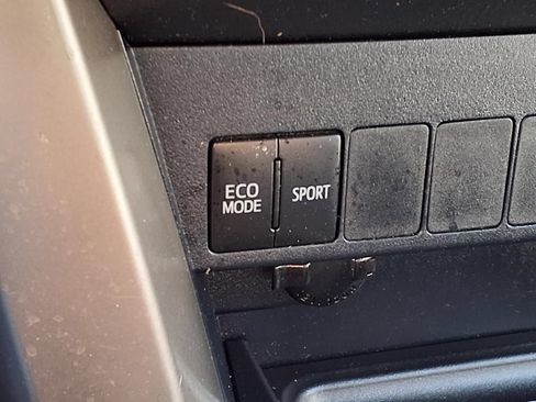 Used 2015 Toyota RAV4 LE FWD image 23
