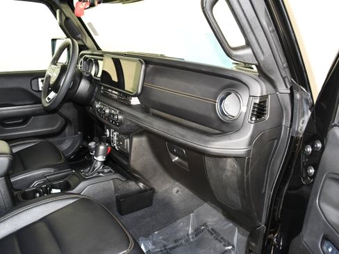 Used 2024 Jeep Wrangler Unlimited Sahara w/ Technology Group AWD/4WD image 41