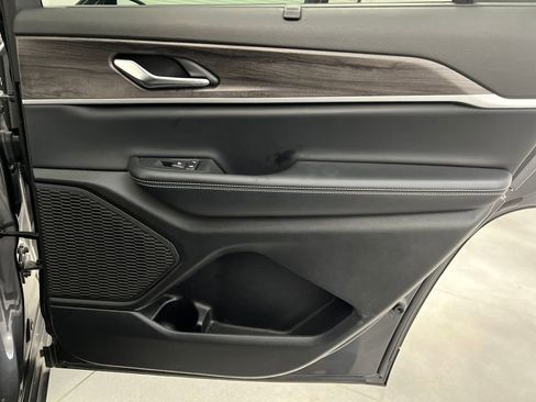 Used 2024 Jeep Grand Cherokee L Limited w/ Luxury Tech Group II image 21