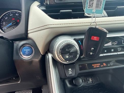 Used 2019 Toyota RAV4 XLE w/ Carpet Mat Package AWD/4WD image 41
