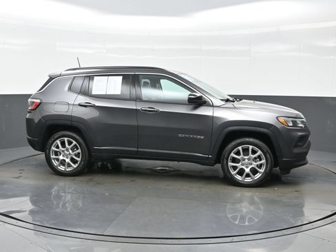 Used 2022 Jeep Compass Latitude AWD/4WD image 10