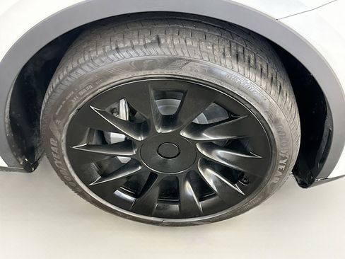 Used 2023 Tesla Model Y Long Range image 11