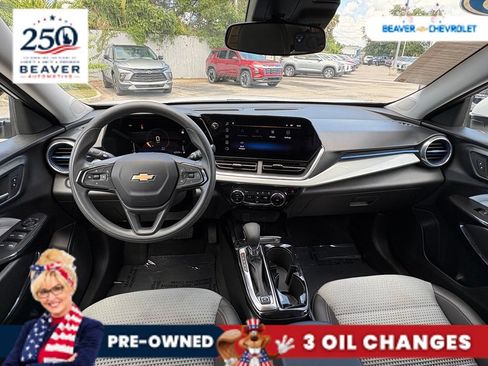 Used 2025 Chevrolet Trax LT FWD image 25