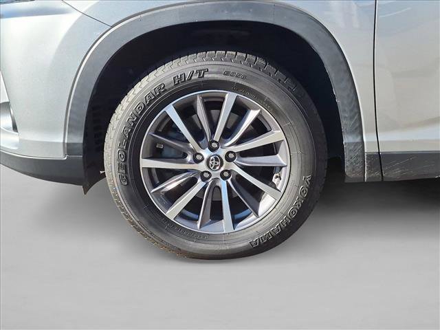 Used 2019 Toyota Highlander XLE FWD image 12