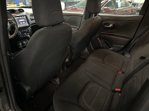 Used 2022 Jeep Renegade Latitude w/ Convenience Group AWD/4WD image 15