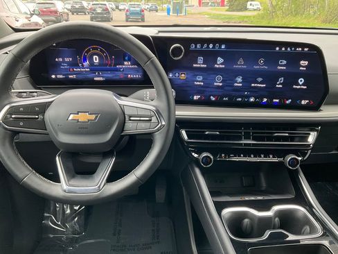 Used 2025 Chevrolet Traverse LT AWD/4WD image 3