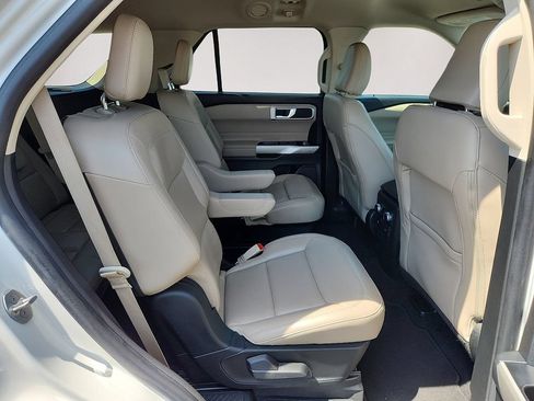 Used 2022 Ford Explorer XLT w/ Equipment Group 202A AWD/4WD image 11