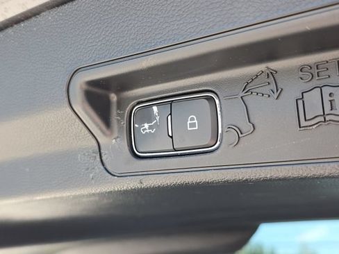 Used 2023 Ford Explorer XLT RWD image 12