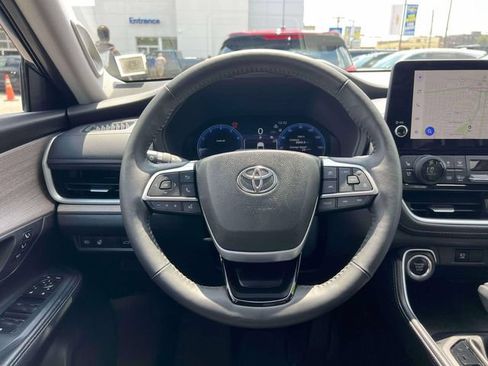 Used 2024 Toyota Grand Highlander AWD image 16