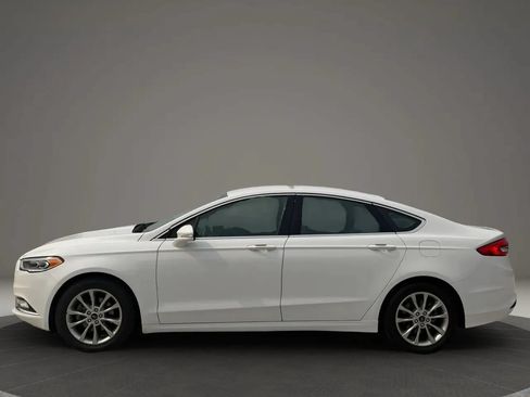 Used 2017 Ford Fusion SE w/ Fusion SE Technology Package FWD image 4