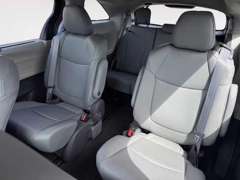 Used 2021 Toyota Sienna XLE AWD/4WD image 14