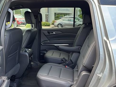 Used 2025 Chevrolet Traverse LT w/ Enhanced Driving Package AWD/4WD image 23