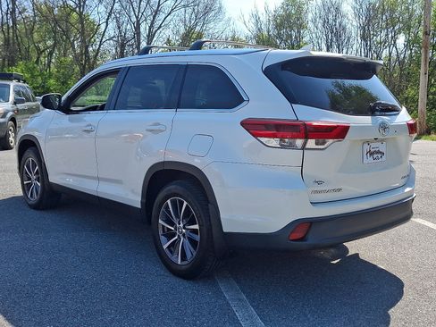 Used 2019 Toyota Highlander XLE AWD/4WD image 4