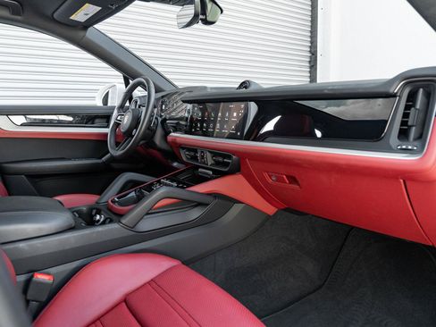 Used 2024 Porsche Cayenne Coupe AWD/4WD image 7