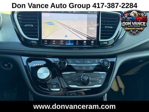 Used 2025 Chrysler Pacifica Limited image 18