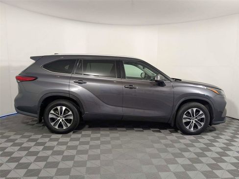Used 2022 Toyota Highlander XLE AWD/4WD image 4