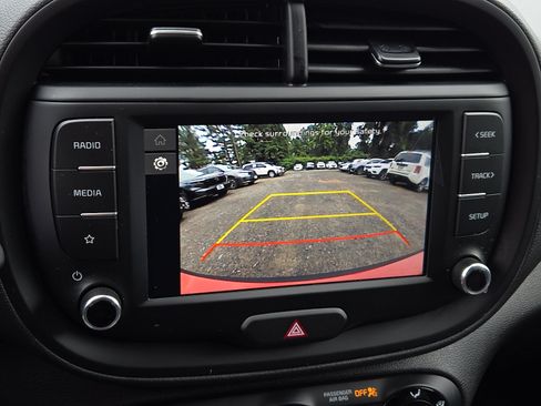 Used 2023 Kia Soul LX w/ LX Technology Package FWD image 17