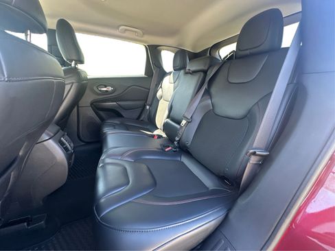 Used 2019 Jeep Cherokee Trailhawk w/ Cold Weather Group AWD/4WD image 15