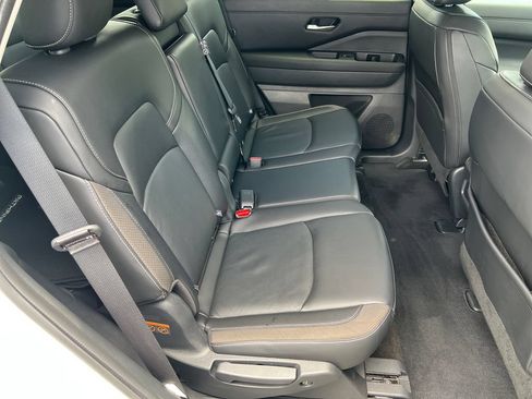 Used 2024 Nissan Pathfinder SL FWD image 16