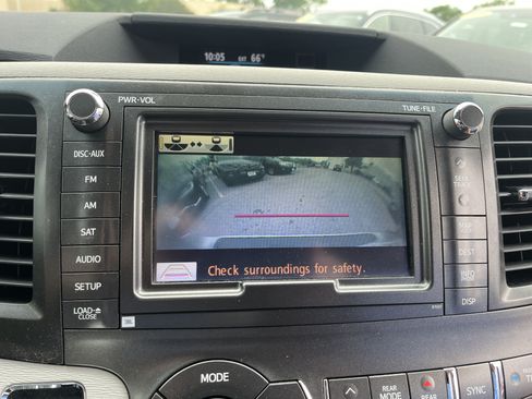 Used 2014 Toyota Sienna Limited w/ Limited Premium Package FWD image 30