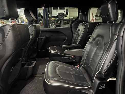 Used 2025 Chrysler Pacifica Limited FWD image 3