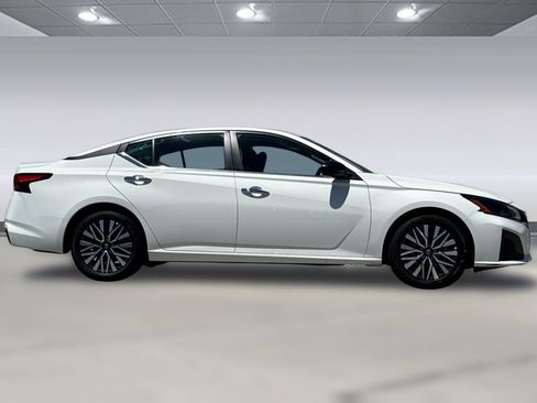 Used 2025 Nissan Altima 2.5 SV FWD image 8