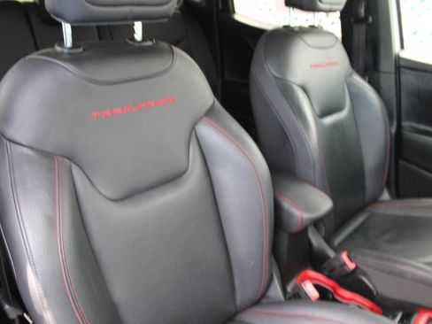 Used 2016 Jeep Renegade Trailhawk w/ Premium Trailhawk Package AWD/4WD image 9