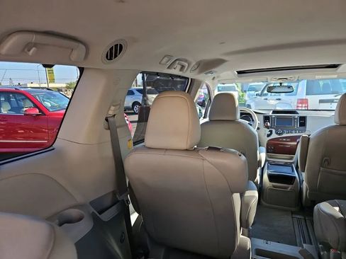 Used 2011 Toyota Sienna XLE image 29