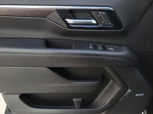 Used 2025 Chevrolet Suburban Premier RWD image 18