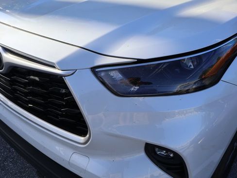 Used 2022 Toyota Highlander XLE AWD/4WD image 3
