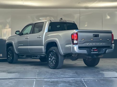 Used 2022 Toyota Tacoma SR5 w/ Technology Package AWD/4WD image 5