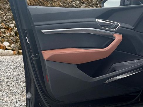 Used 2022 Audi e-tron Premium Plus w/ Premium Plus Package image 22