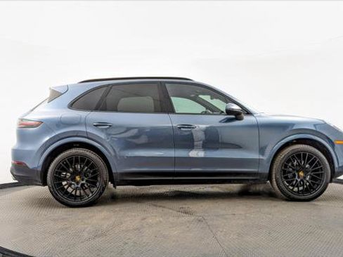 Used 2019 Porsche Cayenne w/ Premium Package image 9