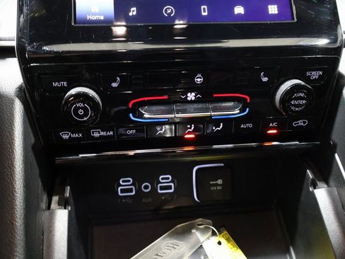 Used 2024 Jeep Grand Cherokee L Altitude image 27