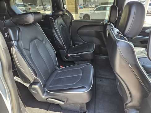 Used 2025 Chrysler Pacifica Limited FWD image 18